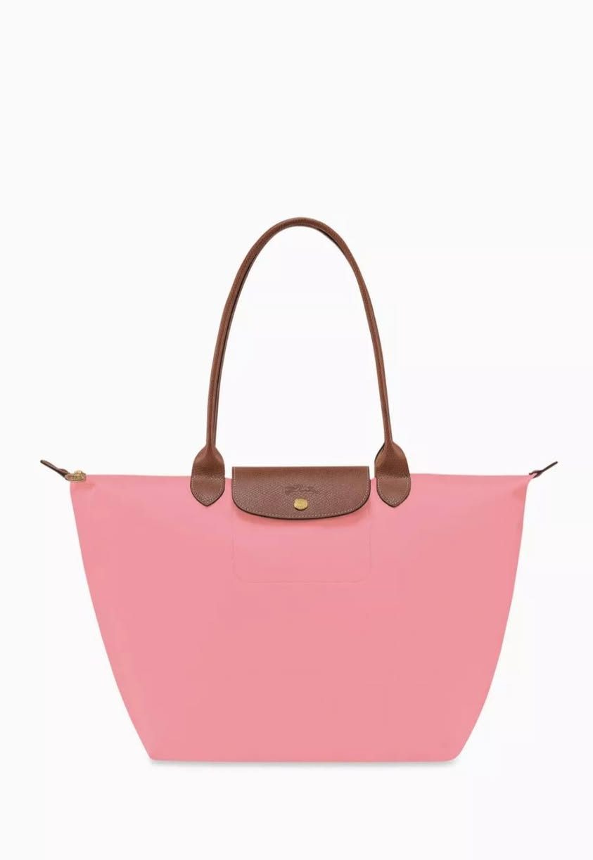 هذه حقيبة يد "لو بلياج أوريجينال الأصلية" (Le Pliage Original) من لونشان (Longchamp) باللون الوردي الفاتح (Pink Tea) ومصنوعة من قماش البولي أميد المعاد تدويره مع حواف من الجلد الروسي (جلد البقر).


**إذا كنت صاحب هذا الإعلان وتريد حذفه لأي سبب، رجاءا أرسل رسالة إلى الدعم الفني**