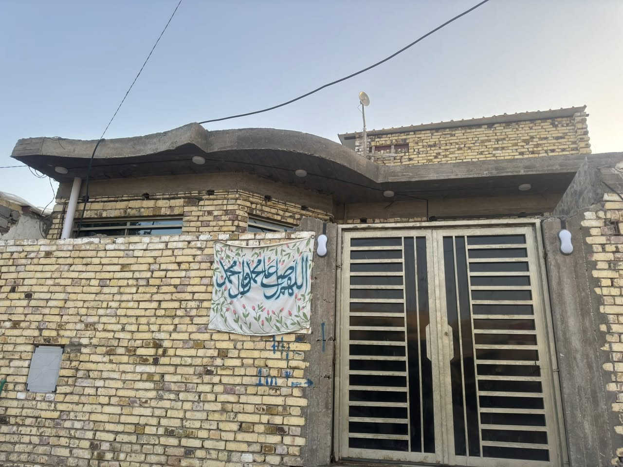 يوجد بيت للبيع المساحه 160م طابو صرف بناءه حديث قرب بيت ست انوار الزيادي جاهز البيت من كلشي 
للاستفسار ***********
