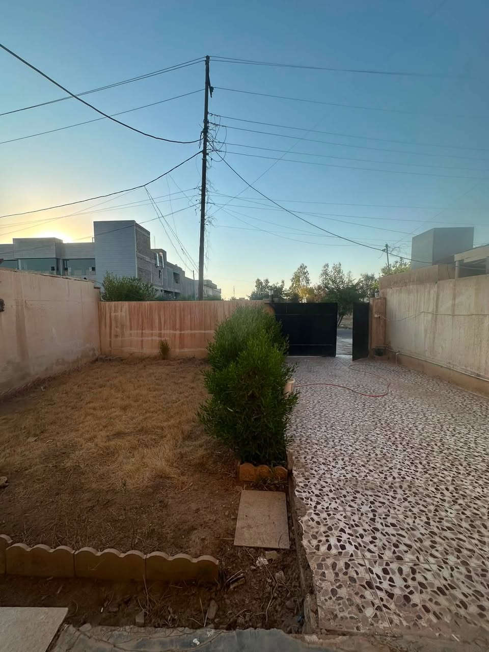 السلام عليكم دار للايجار 
يحتوي ع 4غرف نوم طابقين 
+ستقبال وصاله داخليه 
+ حديقه داخليه وخارجيه 
ع شارع ٢٠ و ع غابات مباشر 
العنوان تكريت القادسيه حي الجامعه 
مقابيل الغابات مباشر 
السعر400 قفل
لاستفسار ***********
