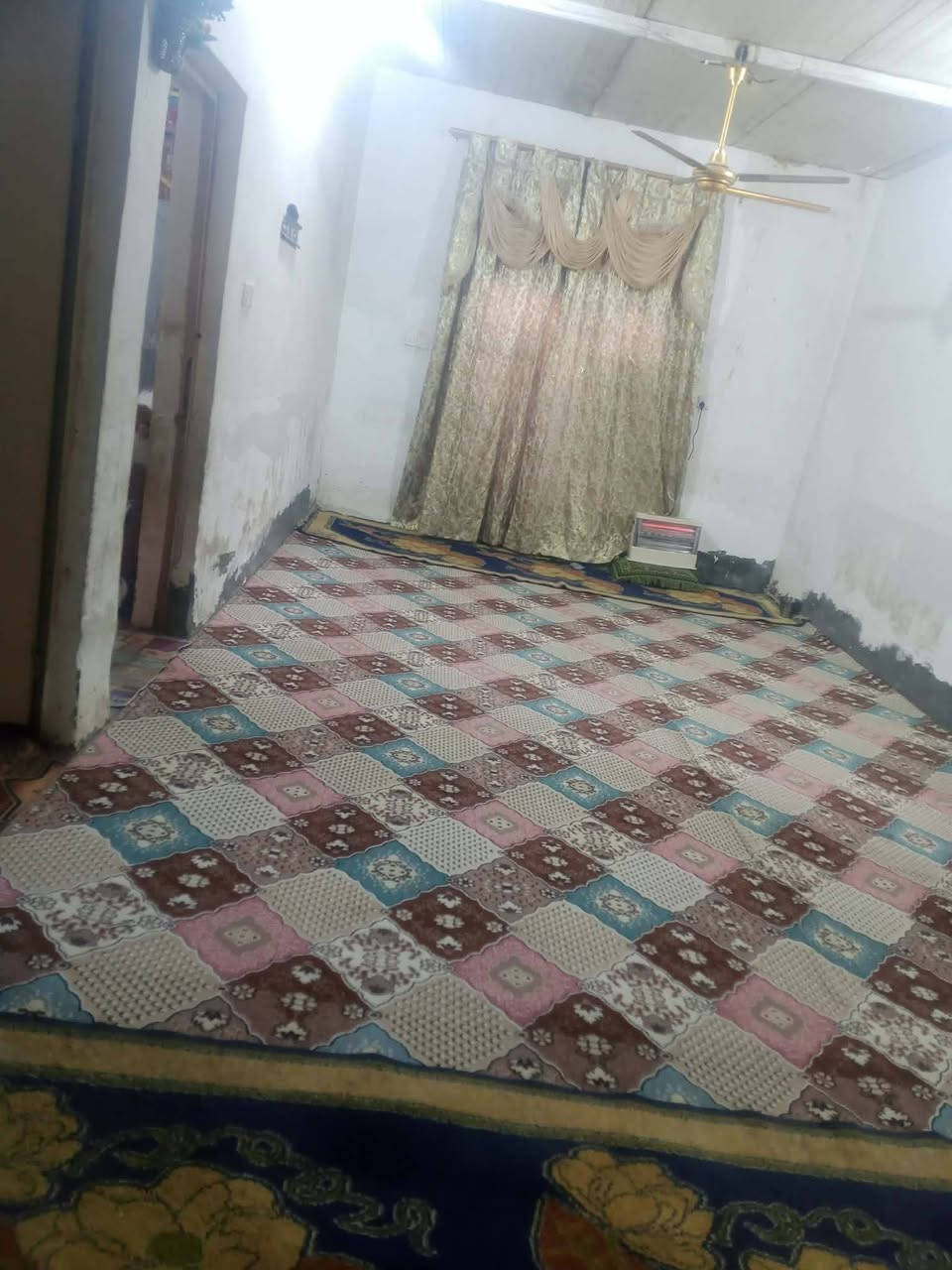 السلام عليكم  بيع مستعجل لان محتاج كلش بيت للبيع حي سكينه قرب الشارع العريض التبليط مساحة البيت ٢٢٥ يتكون من غرفتين نووم وحده قياس ٥ في ٤ والثانيه ٤ اونص في ٤  وحمام داخلي مترين وهول ٧ في ٣ اونص ومطبخ ٥ في ٤ واستقبال ٦ في ٤ وطارمه جبيره البيت سعره ٢٢ بيه مجال بسيط وللاستفسار اكثر مازنجر او اتصال ***********
