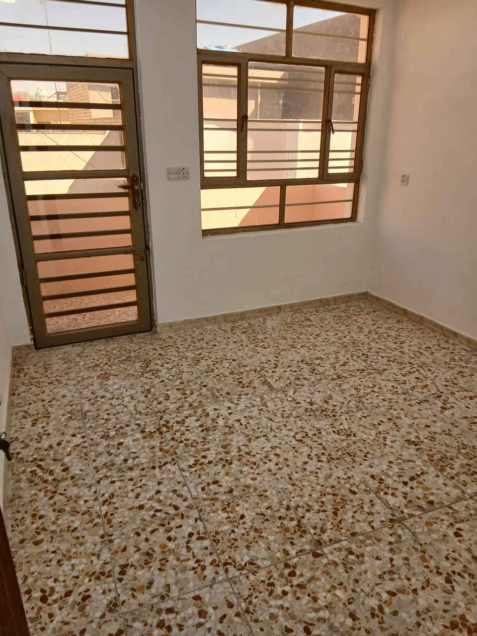 دار زراعي للبيع حديث سند ٢٥ منطقة السبع ابكار المساحة ٤٠ متر ثلث طوابق يتكون من استقبال ومطبخ وثلث غرف نوم وحمام عدد ٢ ومنور وبيتونة وسطح والمنطقة خدمات كاملة وعرض الشارع ٩ متر الموقع مقابيل مركز شرطة الصليخ بصف جامع الحجية الاستفسار أكثر  ***********
