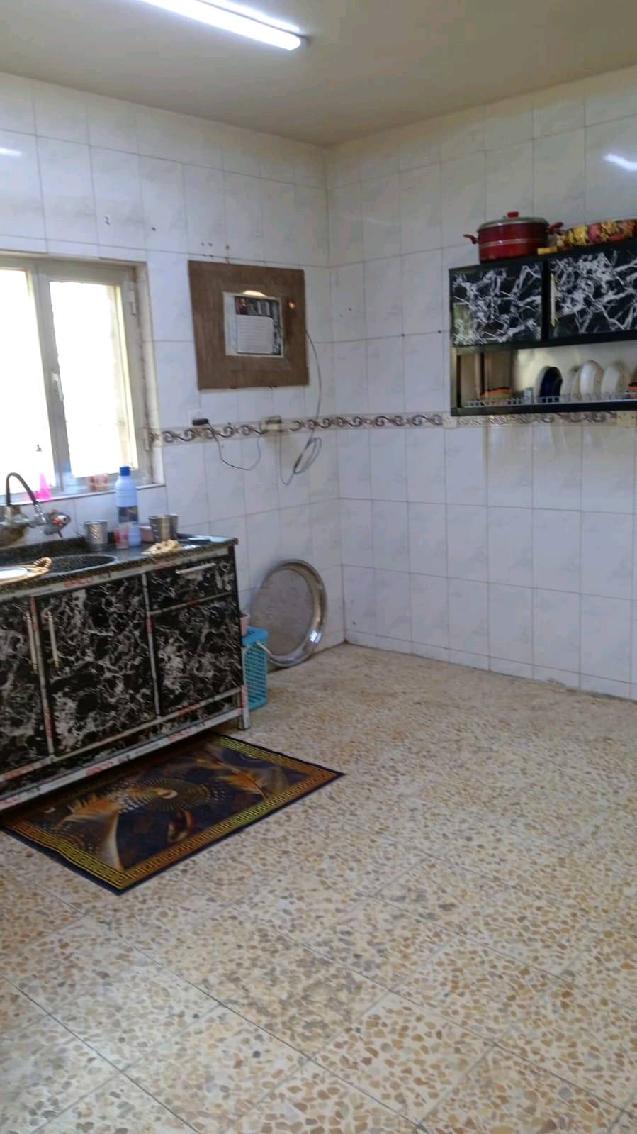 بيت للبيع في حي الجهاد مساحة 250 متر حديقه استقبال مطبخ غرفه بلاخير حمامات عدد2 وترك فوك غرفتين وسطح بيت ذوي الشهداء وزارة الاعمار والاسكان باقي. بس تميلك سعر 375مليون وبيه مجال الاستفسار اتصال على الرقم ***********