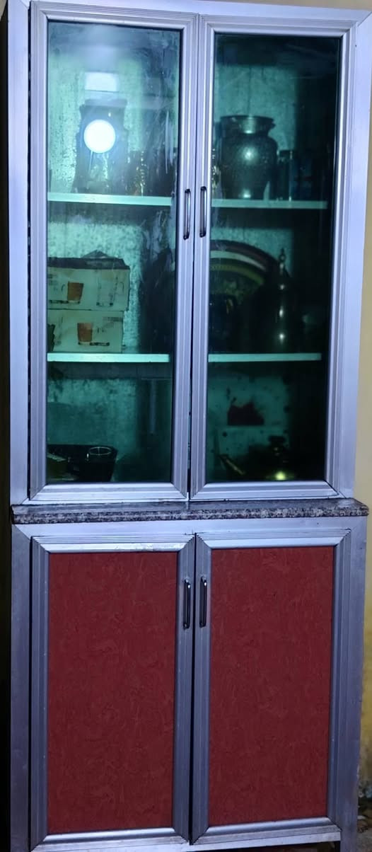 كاونتر مطبخ للبيع قياس مترتين وعشرين مع سنك متر ونص وجام خانه بسعر ١٢٥وبي مجال مكان الموفقيه شارع الدنك ***********
