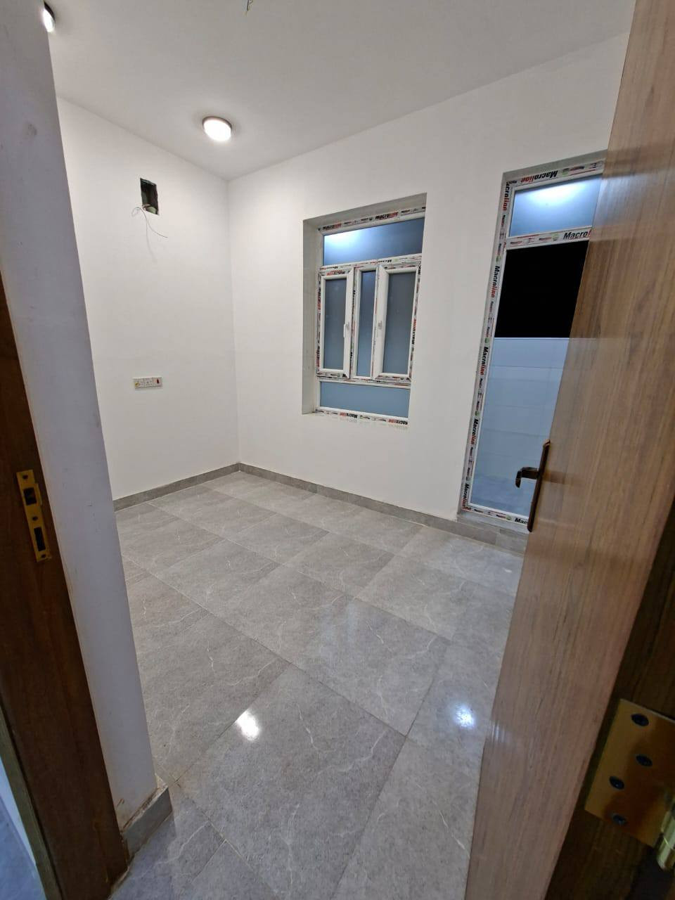 🏛️للايجار حديث جدا مامسكون 🏛️
البصره مناوي الجم منطقه تبليط

شقه بنضام بيت ومساحه كبيره

ستقبال، صاله ،مطبخ، غرف3 ،صحيات داخل وخارج 

كامله من كلشي ماطور كيزر كهرباء درجه اولى

سعر لايجار 650, 

***********
