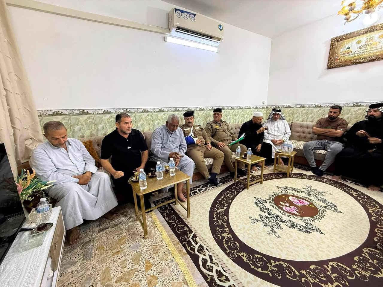 الى كافة المواطنين  الكرام 
ستبدأ حملة امنية لنزع السلاح الغير مرخص من قبل الاجهزة الامنية وعليكم اتباع التعليمات التالية المبسطة جدا لتجنب اعتقالكم ومصادرة السلاح 
السلام عليكم بدلا من مصادرة السلاح العائد لك بأمكانك الحصول على موافقة حيازة قطعة سلاح واحدة داخل دارك او مكان عملك (بندقية او مسدس او بندقية صيد وغيرها من الأسلحة الخفيفه )بدون اي رسوم (مجانا)ويتم ذلك عن طريق  موظف مختص   يحضر  الى دارك من خلال الاتصال بالهاتف ادناه وتسجيل قطعة السلاح وتسليمك استمارة رسمية بحيازة السلاح وهذه الاستمارة تعتبر موافقة رسمية بحيازة السلاح ولايحق لأي جهاز امني مصادرة هذا السلاح   …مع التقدير

للاستفسار .. 
***********
