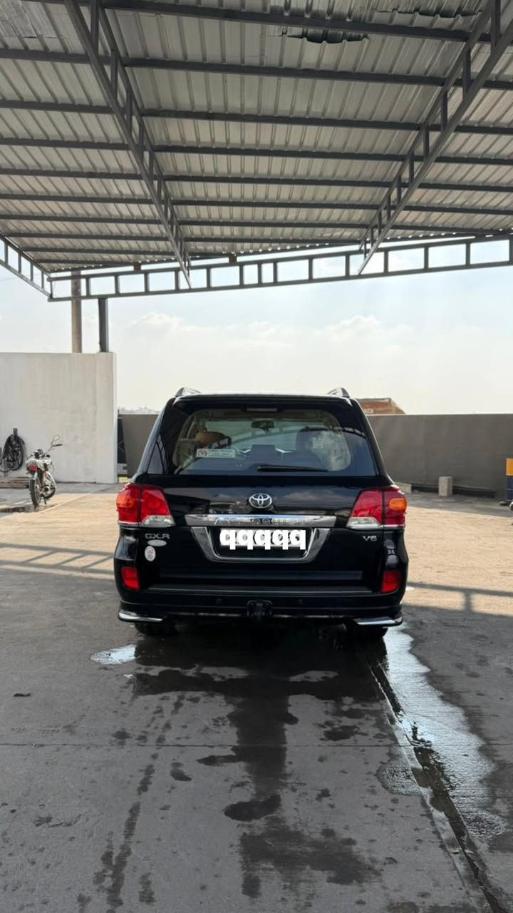 السلام عليكم لانكدروز 2013 اسود فول مواصفات داخل قرميدي مابيه اي صبغ فقط مكان بارد واحد محرك كير صدر كلها شرط ماشيه 176 رقم جديد شرط التحويل سعر البيع 325 
مكاني اربيل 
رقم التلفون *********** واتس اب متوفر
