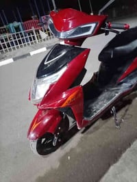 شباب دراجه شحن البيع شركه تسلا دراجه قبل شهيرن أخذتها وصل المعرض موجود...