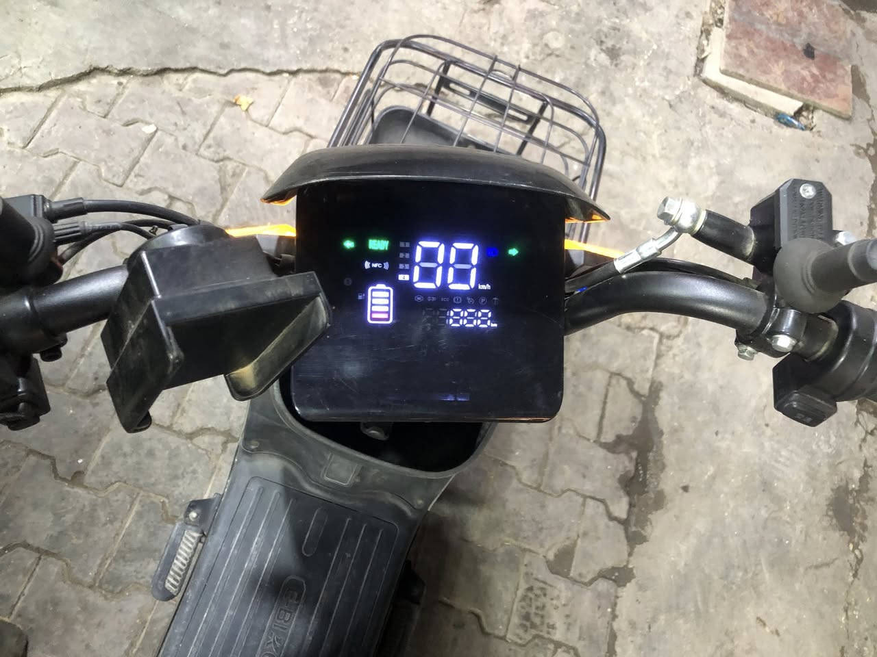 شحن حجم 17 5 بطاريات ملف ١٢٠٠ سرعه ٨٠ 
صارلهى شهر من اخذنها بعدهى جديده لوك شخط مابيهى شرط ع فحص سعر ٣٥٠ الف بيهى مجال استفسار اكثر اتصال ☎️ ***********
