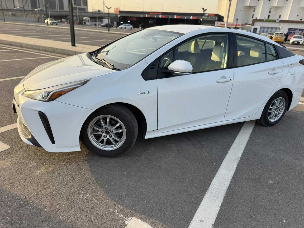 للبيع 
تويوتا بريوس هايبرد موديل 22 
ماشية 66 الف 
الضرر موضح بلصور بدون دواخل 
السعر 135 وبيها مجال بسيط 
***********
