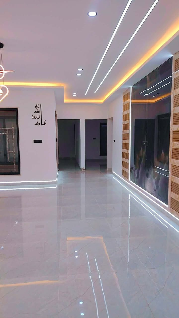 دار للبيع 260م طابقين 
الطابق الأول يحتوي على 3غرف نوم ومطبخ واستقبال وهول واسع ومشتملات
والطابق الثاني نظام شقق عدد 2 الأولى كامله والثانيه مأسس كهرباء ومجاري 
ملاحظه الشقتين والطابق الأرضي معزول كل منهم من شبكة الماء والكهرباء 
وتفاصيل أكثر مراسلة الصفحه


**إذا كنت صاحب هذا الإعلان وتريد حذفه لأي سبب، رجاءا أرسل رسالة إلى الدعم الفني**