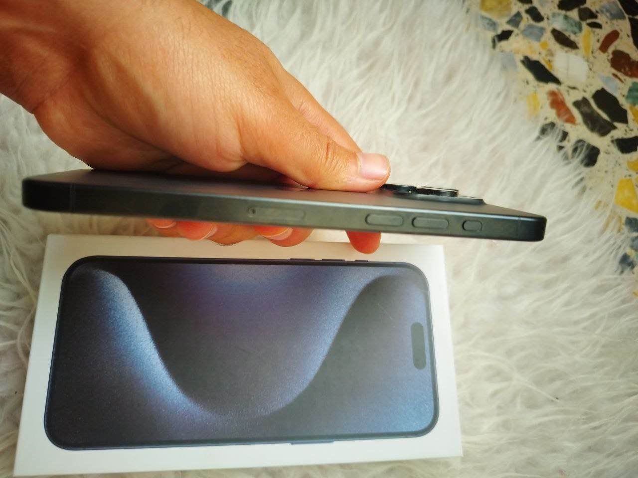 آيفون 15 برو ماكس مكفول شرط الفحص كرتونه اصليه ويه 
ذاكره 256 بطاريه 89 بلاديه الجهاز وتر بروف لون أسود فحمي طافي للبيع او مراوس السعر مليون بي مجال قليل 
مكاني بغداد جسر ديالى *********** بغداد, العراق
