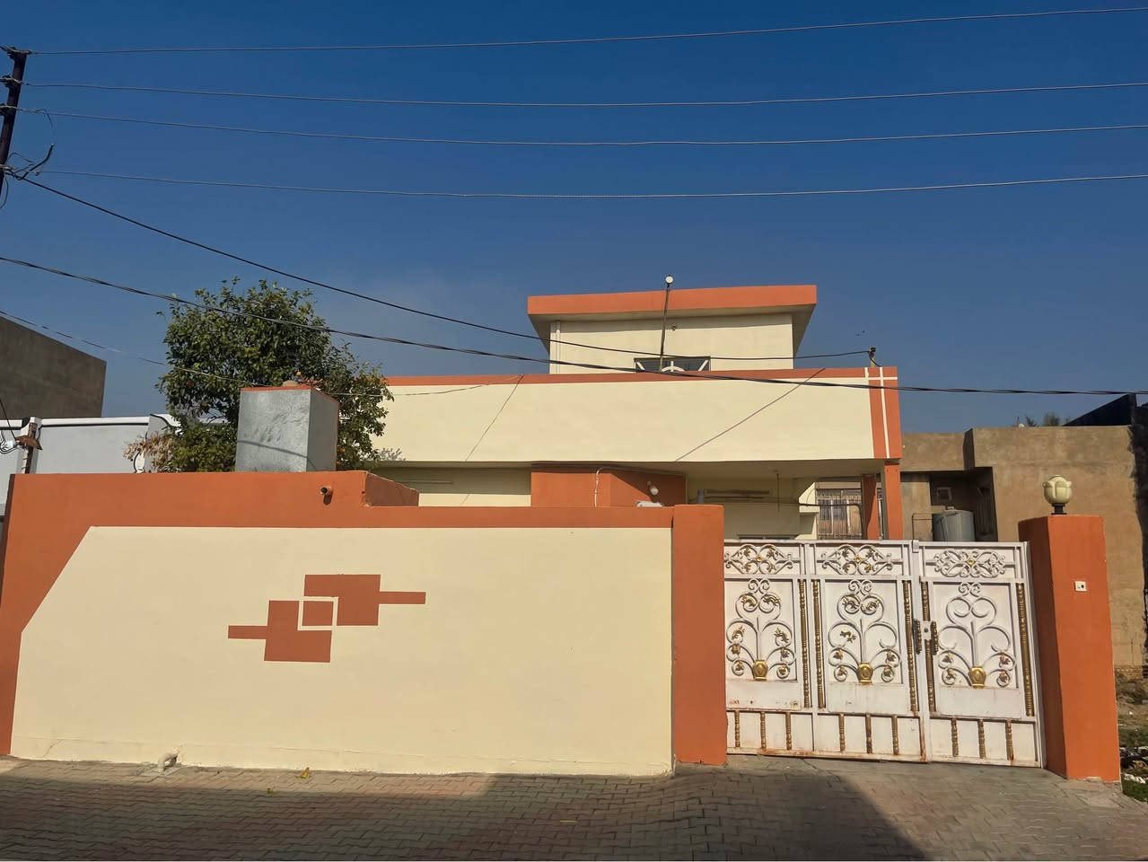 بيت للبيع في السعديه حي الربيع  قريب على شبكه كورك  مساحه 200م طابو صرف  ***********البيت يتكون من صاله كبيره وغرف نوم واحده مع استقبال  وطابق العلوي بي غرفتين فوك  البيت كله سيراميك مع الجدار البيت بي كراج كبير مع  الحديقة  البيت كامل مكمل فلس ماتصرف عليه السعر 58وبي مجال الشراي رجاء الي موشراي لا يعلق ولايجي خناقين, ديالى
