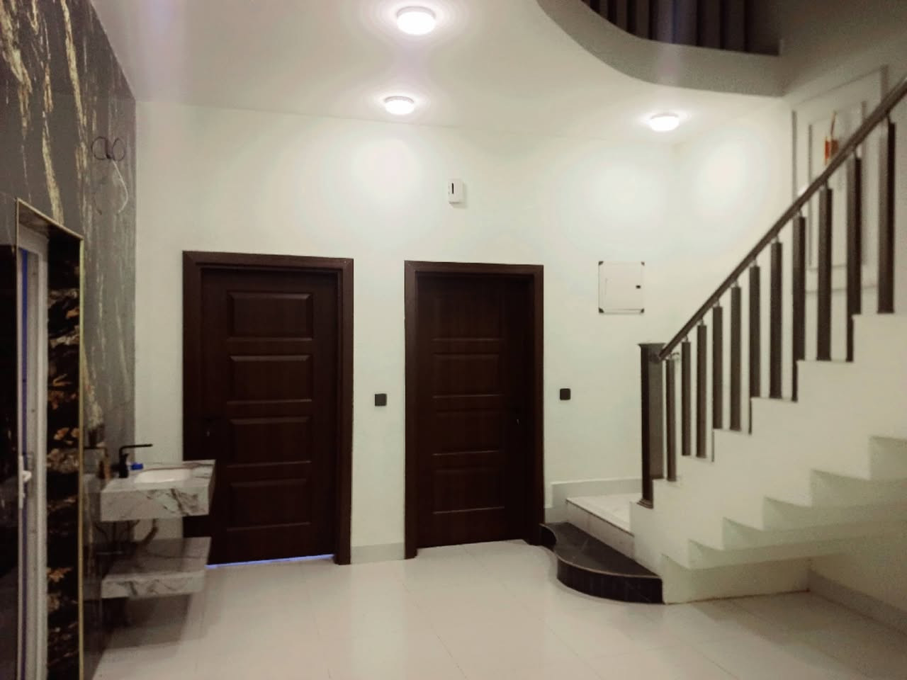 مشتمل البيع حي الشهداء بل بداية طابقين ٣غرف وصاله ومطبخ ستقبال كراج صحيات المساحه ١٢٥م شارع ١٠م سنه البناء ٢٠٢٤ للستفسار اتصل ***********
