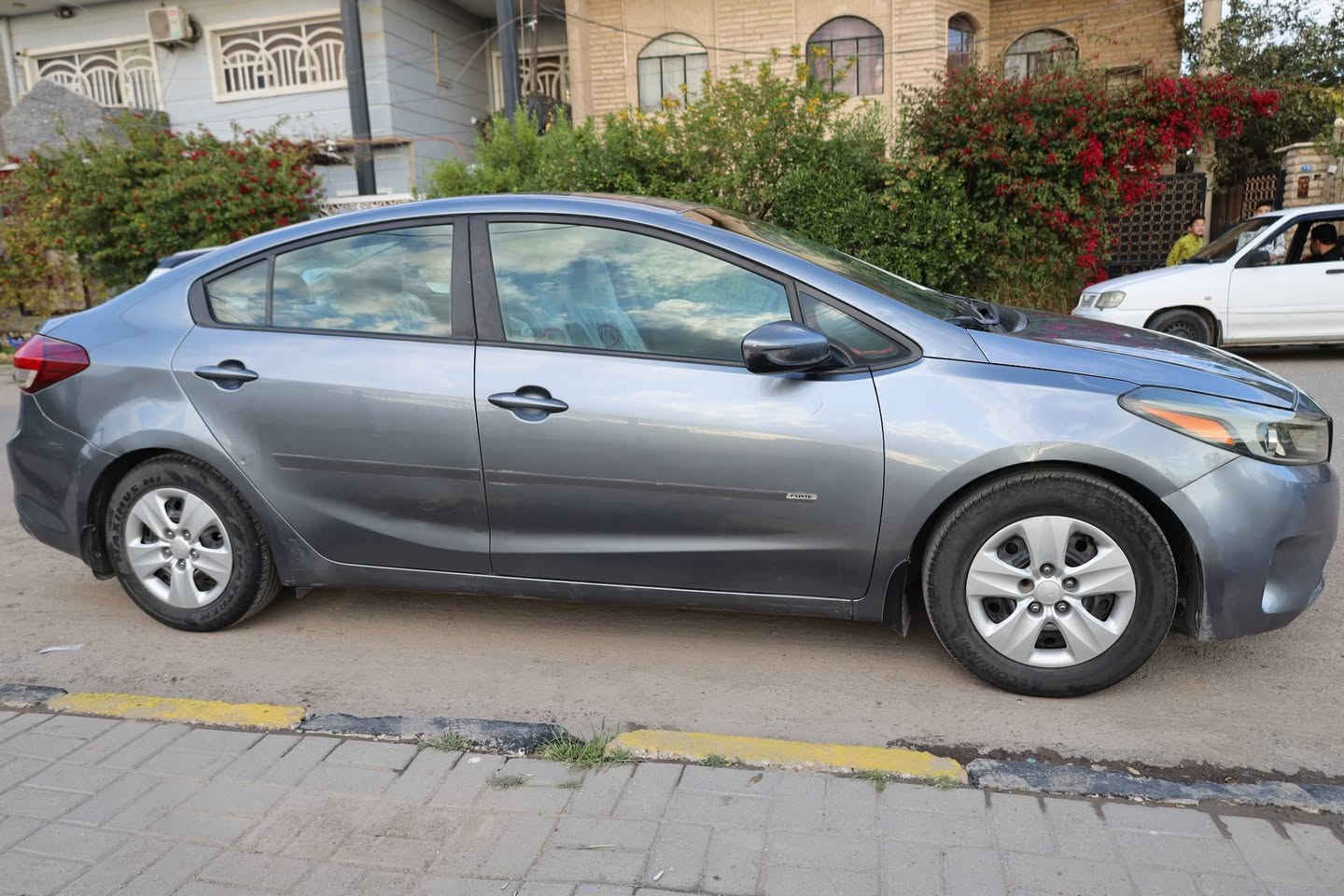 السياره رقم بغداد وبأسمي
ماشية ٢٣٠ الف كيلو متر
بدون حادث قوي فقط طخات
 ( بنيد مبدل اثر طخه وليس حادث+ الجاملغ جهة السايق اثر طخه وعندي الجاملغ القديم البلادي يرجع بارد + حادثها الأصلي طخة جاملغ خلفي بدون دواخل) 
 بدلت بنيد اثر طخه سطحيه فقط مو حادث 
السياره بدون دواخل ‼️
شاصي + لغود مكفول ✅
صدر جديد ✅
محرك مكفول ✅
كير مكفوول ✅
رقمي 
***********
عنواني السيدية 
السعر النهائي ١٠٣ قفل قفل بدون عمله،الي يريد اقل من هذا السعر لا يتصل لان السعر نهائي ‼️
وبخدمتكم جميعاً
