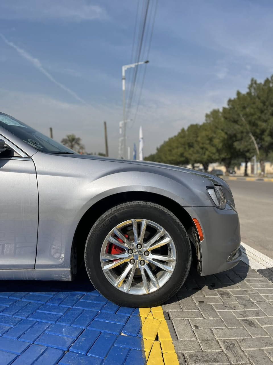 اوباما 2017 اصل وارد كندي حادث جاملغ وبنيد بدون دواخل وهنا صار بيها خادث جاملغات خلفية 
الي يدور جديد وما مشغتلة خط
فول مواصفات 1/1 300 C 
كشنات كهربائي ستيىن كهربائي كشنات حار وبارد داخل
مرايات قلاب ويه البك 
بردة خلفية 
بنوراما 
يدات كروم 
تشغيل عن بعد 
ويل مكسيكي اصلي
سيارة جديدة وجاهزة من كلشي 
السيارة حادثها جاملغات خلفية  
لون مميز صدر الحمام / لايتات زنون لد ثلجي  
تو ويل محرك 3600/ 6 سلندر 
 رقم ذي قار دولي توا صاعدة هزة شرط التحويل 
للاستفسار ***********
العنوان بصرة
