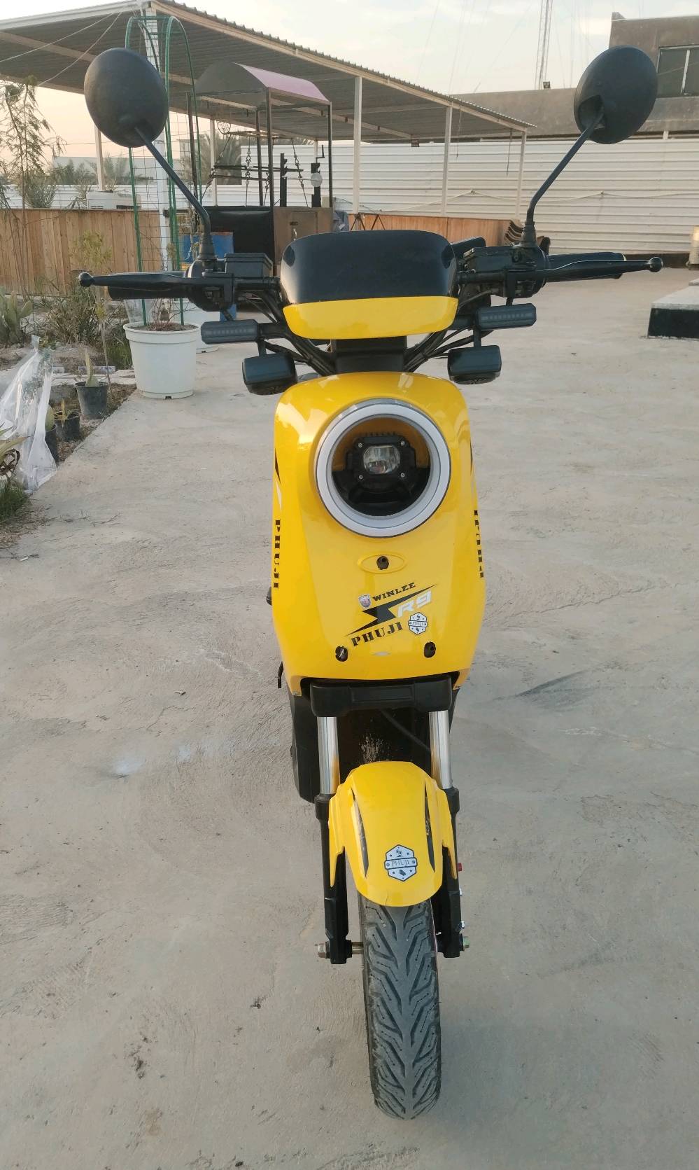 دراجة كهربائية صفراء اللون، موديل R9 من شركة Winlee، بحالة ممتازة. تتميز بتصميم عصري ومريح يناسب جميع الاستخدامات. الدراجة جاهزة للقيادة وتوفر قيادة سلسة واقتصادية في استهلاك الطاقة.