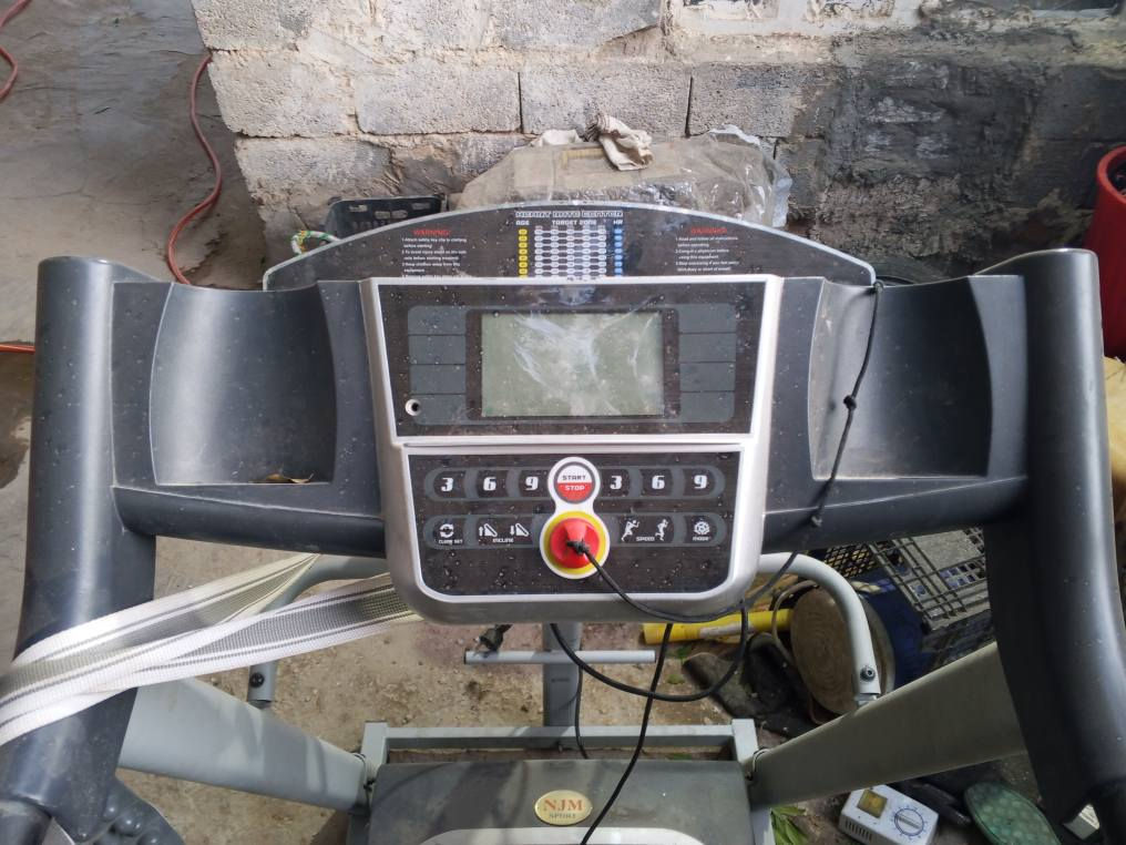 للبيع جهاز جري شغال بس مايمشي الهزاز شغال كله شغال 
بس مايمشي ماعرف شنو عطله قيم واخذ والتوصيل عليه ***********
