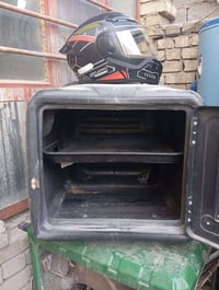 خوذه +صندوك دلفري ثنينهم جديدات بس متروكات يرادلهن غسله السعر ٧٠ وبيهن...