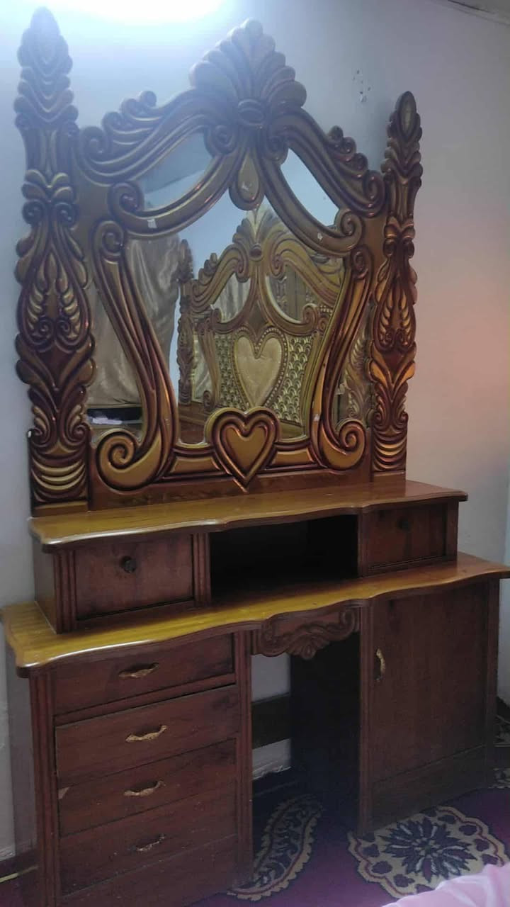 سلام عليكم غرفه صاج نضيفه  بس مستعجل كلش سعر 700 رقم ***********
