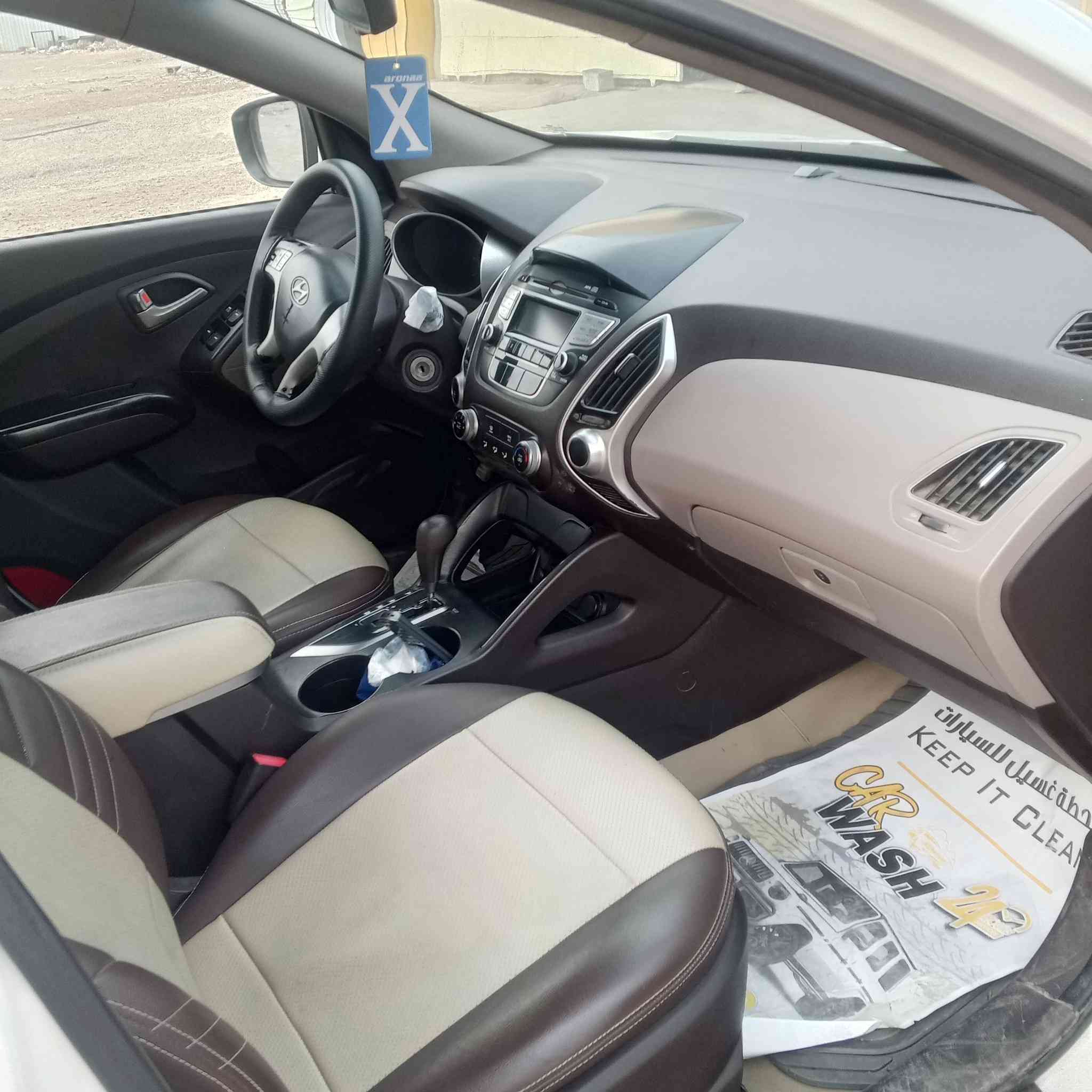 توسان موديل2013 مواصفات عاديه ماشيه 94الف مكفوله من الصبغ بيها رصعه ب باب السايق وباب الصندوق  سعرها152 وبيها مجال ***********
