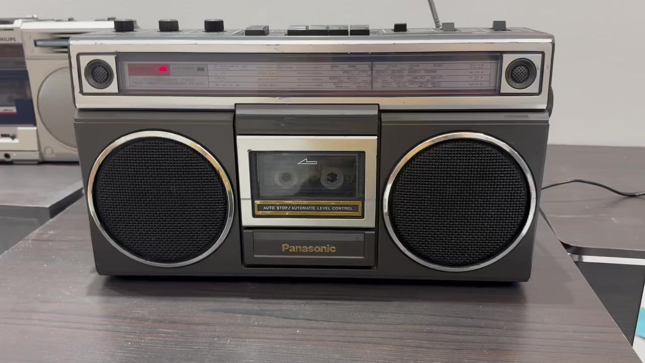 الجهاز هو مسجل راديو وكاسيت ستيريو من شركة باناسونيك (Panasonic)، وينتمي لفئة أجهزة "Boombox" الكلاسيكية التي اشتهرت في الثمانينيات. 
SOOV.ee
SOOV.ee
 +1
إليك أهم التفاصيل حول هذا الموديل بناءً على الصورة والنتائج:
معلومات الجهاز
الموديل: يظهر من التصميم أنه ينتمي لسلسلة RX-5010 (مثل الموديلات RX-5010LS أو RX-5012LS).
الصناعة: يابانية الأصل.
الميزات الأساسية:
راديو متعدد الموجات (غالباً FM، MW، SW، LW).
السعر 70 الف ) النضافه 95‎%‎


**إذا كنت صاحب هذا الإعلان وتريد حذفه لأي سبب، رجاءا أرسل رسالة إلى الدعم الفني**