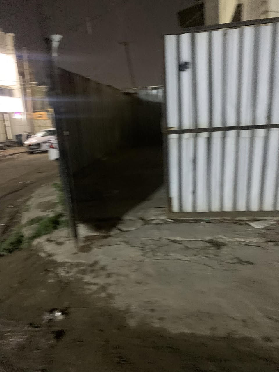 حوالي ٢٥ متر طول للبيع حي اور تفتح السياج وتاخذه حي اور ***********
