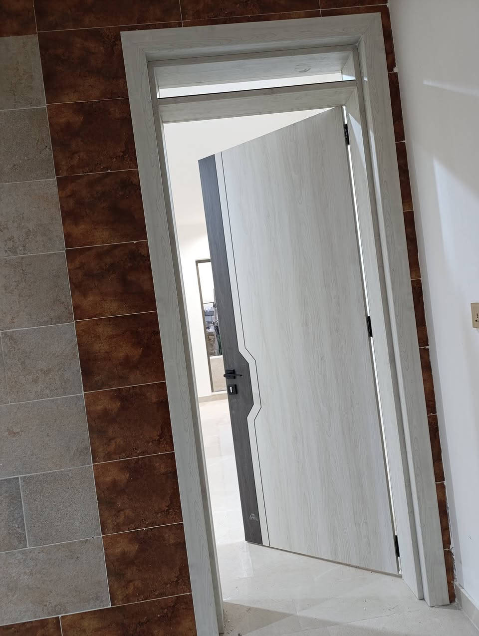 نجار لتركيب ابواب داخليه وخارجيه قاصات وابواب دفتريه ***********
