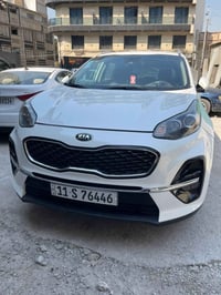 سيارة سبورتج موديل 2020 ماشية 100000 لون ابيض امريكي حادث دعاميه امامي...