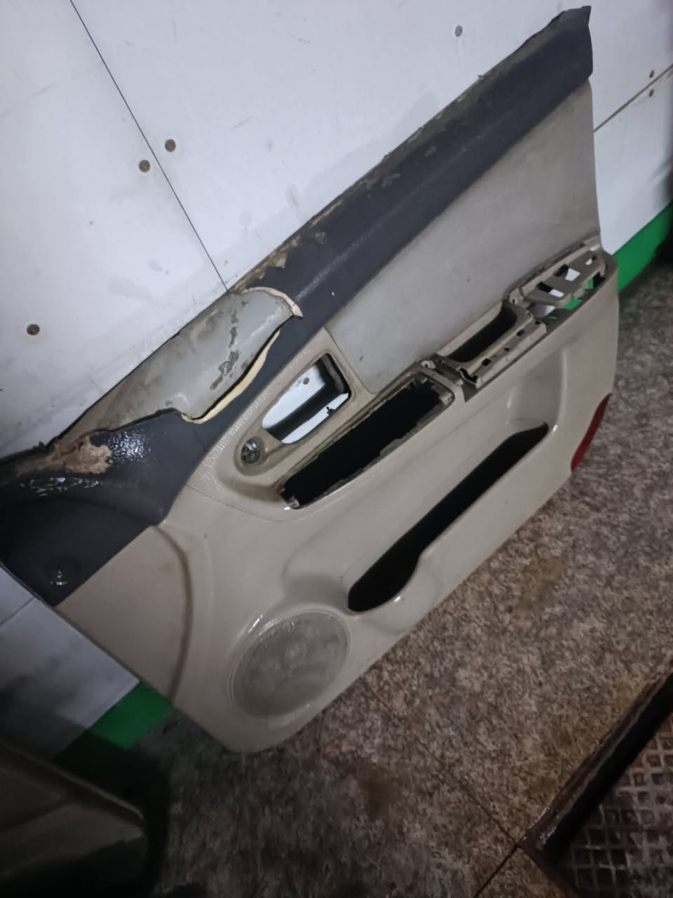 بطاين سبكترا
عدد 3
بس جهة السايق تعبانه 
شلع ب50


**إذا كنت صاحب هذا الإعلان وتريد حذفه لأي سبب، رجاءا أرسل رسالة إلى الدعم الفني**