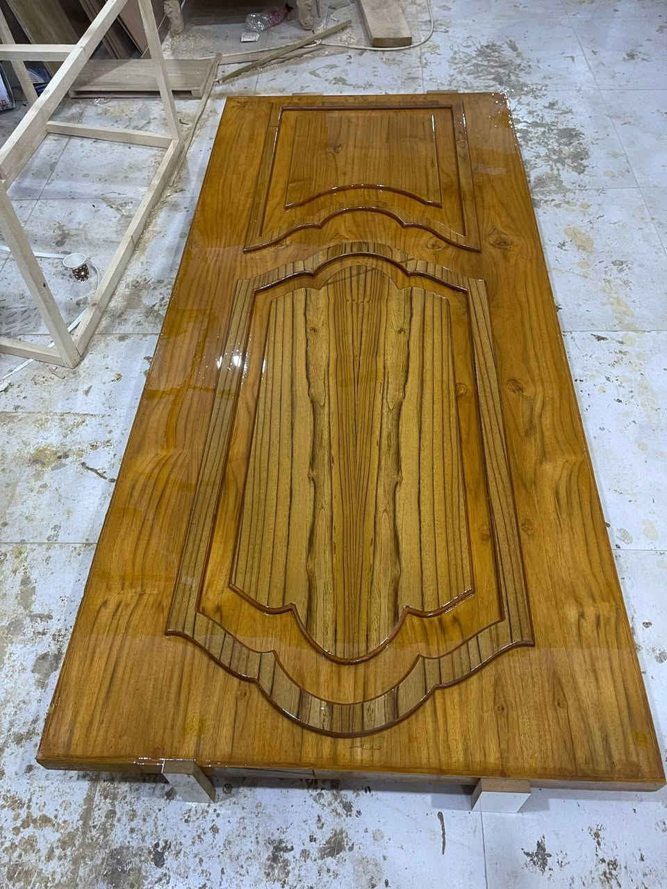 سلام عليكم نعمل جميع البواب الخشب حسب طلب الزبون شغل تسكام وجهين 5 ملم ونعمل جميع  البوفيات ولكناتير شرط شغل تسكام وجهين 5 ملم وجهين مكان حي الغدير قريب علة فلكة القاضي رقم الهاتف المحمول *********** موجود واتساب
