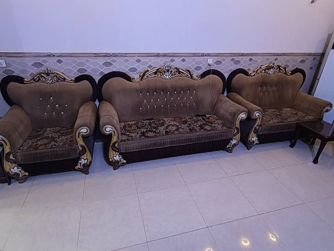 تخم مستعمل للبيع سعر ٢٠٠ *********** مكانه كاضميه
