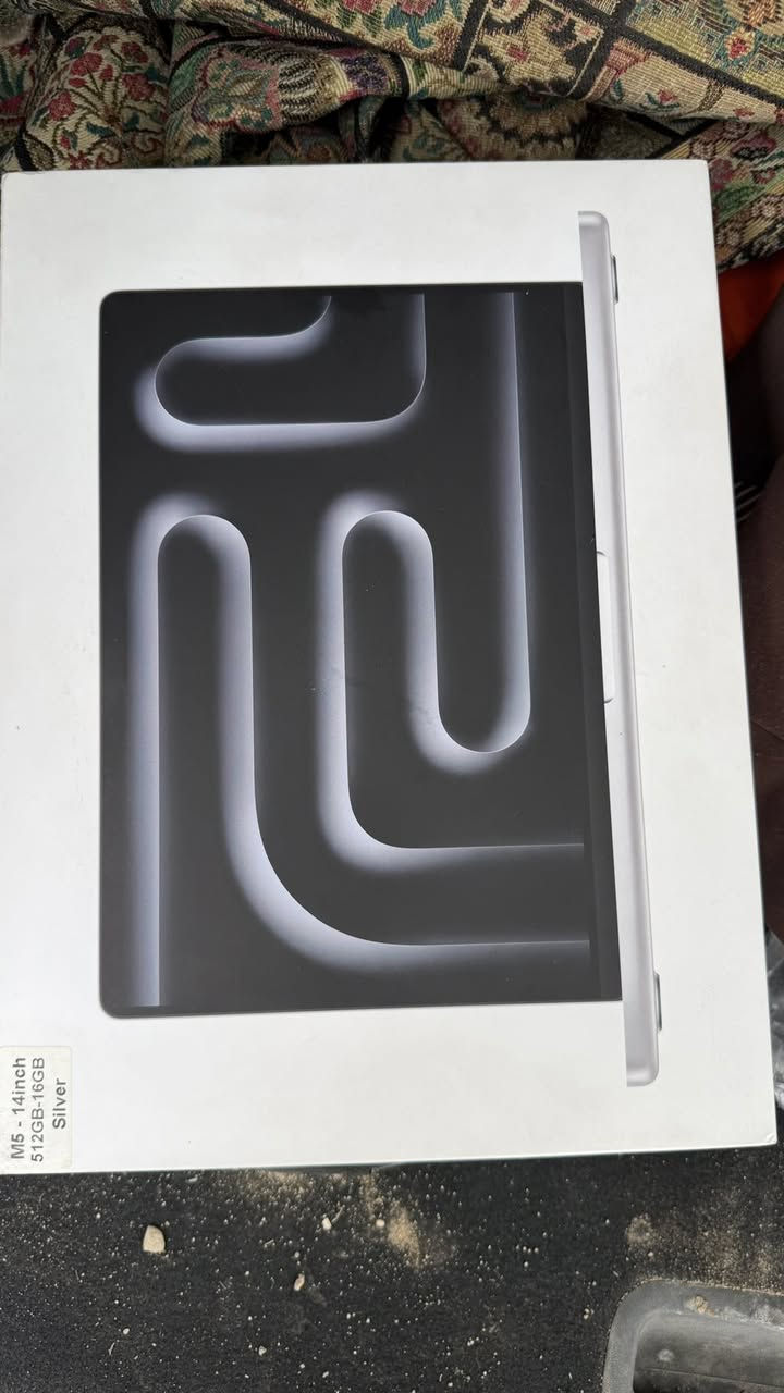 Macbook pro m5
512 GB Hard
16 GB Ram
14 inch
Battery 100%
مشحونه فقط 11 مره بعدها بالضمان لون فضي 
السعر بالخاص للتواصل
***********

