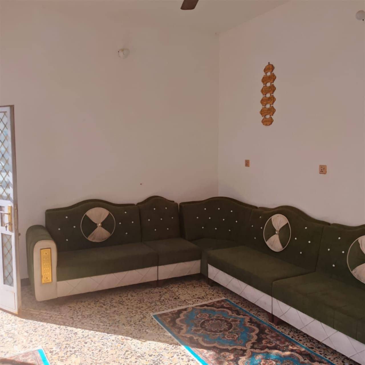 السلام عليكم يوجد بيت للبيع المساحه 150 ركن وبناء حديث و قاطين
يحتوي على غرفتين وصاله ومطبخ واستقبال الطابق الارضي 
 والطابق الفوك يحتوي على غرفتين وصاله وحمام السعر 75 وبي مجال العنوان زعفرانية دور الصحه الثانية *********** الاستفسار اتصال او وتساب
