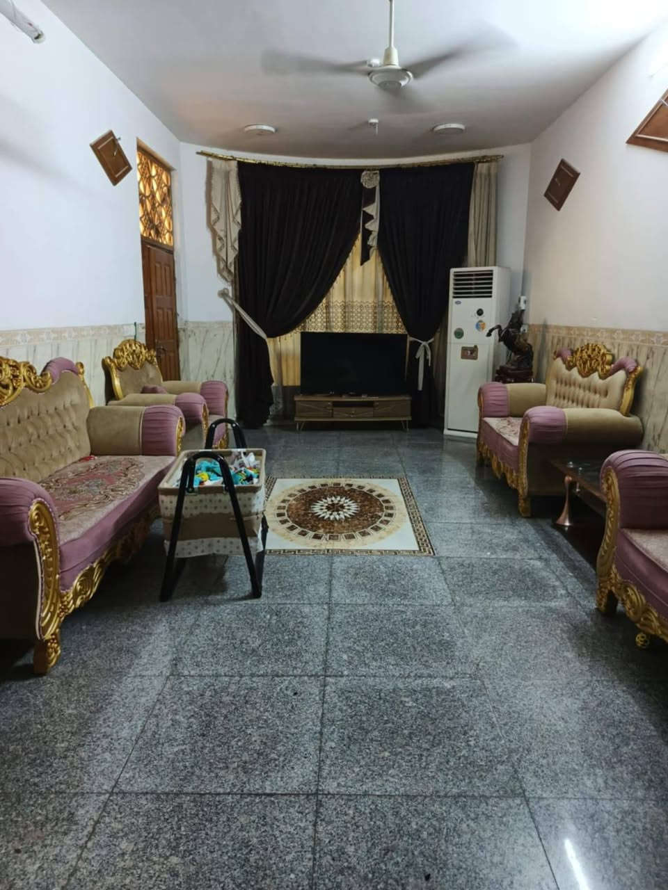 دار للبيع 

المساحة٢٠٠م طابو زراعي سند ٢٥ ركن 
طابقين 
الطابق الأرضي يحتوي على غرفة نوم،مطبخ،صحيات داخلية وخارجية،صالة،كليدور،كراج

الطابق الثاني يتكون من غرفتين،كليدور،مجمع صحيات
البيت عالي عن الشارع

الموقع// حي القضاة  فرع أسواق العلم قريب من شارع ٨٠

السعر ١٥٥ وبي مجال 

للاستفسار:***********
***********

مكتب الزركاني للعقار 
شارع ٨٠ قرب القبة الذهبية
بيع_شراء_تعقيب
