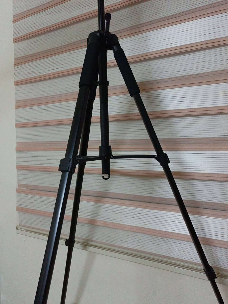 ترايبود(ستاند) 
ارتفاع 2 متر و 6 cm
وزن خفيف يمكن المنيوم 
يجي بي كبانين وزن علمود الاتزان
يجي وياه جنطة وجهاز بلوتوث التقاط الصور عن بعد وماسك موبايل عدد 2


**إذا كنت صاحب هذا الإعلان وتريد حذفه لأي سبب، رجاءا أرسل رسالة إلى الدعم الفني**