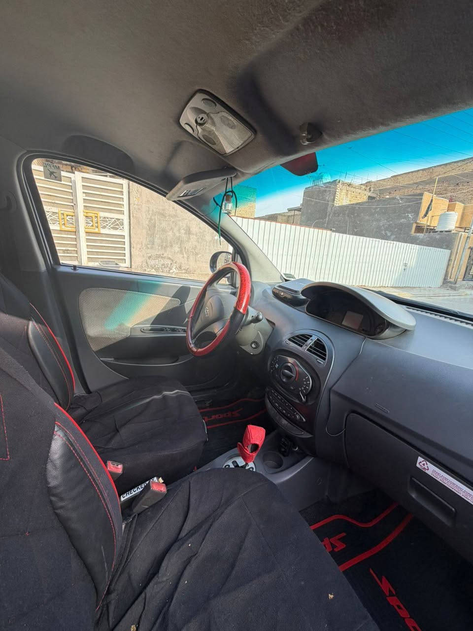 السلام عليكم ورحمة شيري اكس وان مديل 2013صدر امامي وخلفي جديد صار سبوعين من مسويه كله اصلي وكاله سياره خير من الله بيهه باب وجامبغ فقط ماشيه ٨٦ الاف حقيقي سياره مكينه جديده كير بي صفنه بسيطه بل مساقه ينمر طبيعي بيهه طكطكه درايم شفت سعر السياره ٤٠ وبيهه مجال مكاني بغداد الحسينية مال رشديه رقم الهاتف ***********
