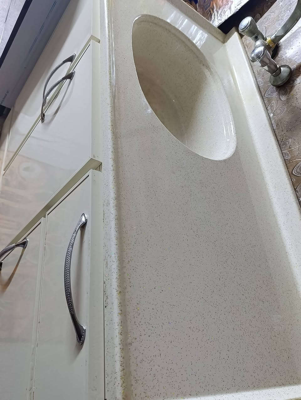 کاوەنتەری دەست کرد..
ماڵێکی پاک و جوانە..قیاسی کاوەنتەر بە سافی 3 مەترە بە شوێنی سەلاجەکە 3 و 80 سم..مغسەلی قاپ شتن  مەتر و بیست سم
ژ .م *********** شوێن قەزای ڕزگاری لە کەلار
