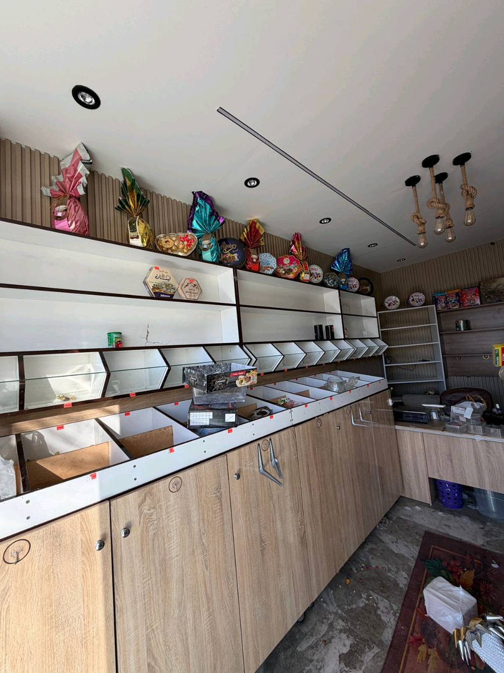 السلام عليكم عندي غراض  ورفوف وميزان  للبيع باسعار مناسبة العنوان بغداد حي الحسين ***********