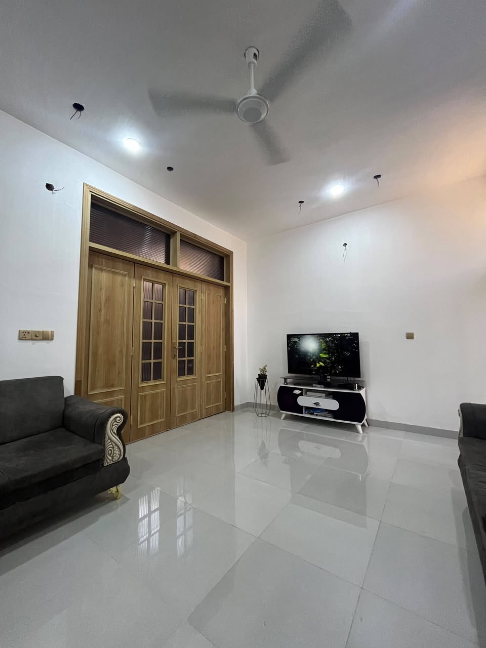 فرصة لا تُعوّض – دار للبيع في موقع مميز بحي الأكرمين 🏡
للبيع دار سكنية مساحة 200م في حي الأكرمين الثانية، بموقع  قريب جدًا من شارع 80 التجاري، أحد أهم الشوارع الحيوية في المنطقة.
✅ شارع بعرض 20 متر تجاري
✅ متوفر جميع الخدمات ( جاري العمل بالتبليط والارصفة حالياً) 
✅ موقع هادئ وقريب من الأسواق والمدارس والخدمات
✅ مناسب للسكن العائلي أو للاستثمار المستقبلي، مع قيمة عقارية مرشحة للارتفاع.
إذا كنت تبحث عن موقع يجمع بين الراحة وسهولة الوصول وقربه من المنطقة التجارية، فهذه فرصة تستحق الاهتمام.
📞 للاستفسار أو تحديد موعد للمعاينة، يرجى التواصل على الرقم: (***********).
