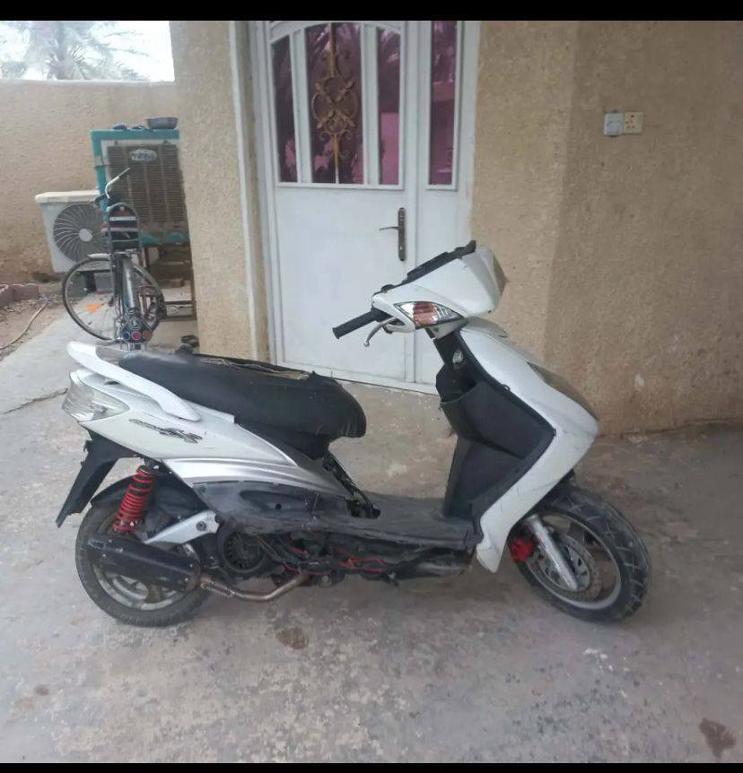 السلام عليكم اخوان دراجه سكنس فحل كوري كابريتر الدراجه شغاله نكره سلف بس الدراجه كوره تعبان يعني تشتغل بس ما تمشي يرادله كور ما بيه حيل اسويه ابيع عله وضعها كوم حديد باعتبار ***********
