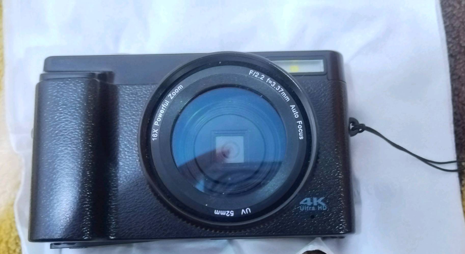 كاميرا 4K مع زووم قوي 16X وتركيز تلقائي. مثالية لتصوير الفيديو والصور بجودة عالية. لا تزال في حالة ممتازة.