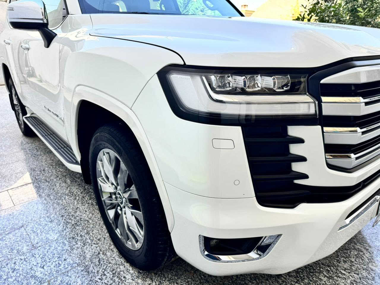 السلا عليكم ورحمة الله للبيع تيوتا لاندكروزر 2023 ماشيه 38 استلام زيرو وبعدها داخله بضمان شركه ساز 
مواصفات فول VX باب اول مكفوله كفاله عامه شرط اخت الزيرو تايرات الشركه لا بارد ولا قطره صبغ ولا رصعه وبيها سونار جديد رقم أربيل الجديد محرك 6 سلندر تنفس طبيعي مواصفات VX معروفه سعرها 675 وبيها مجال للجناي مكانها بالرمادي ***********
