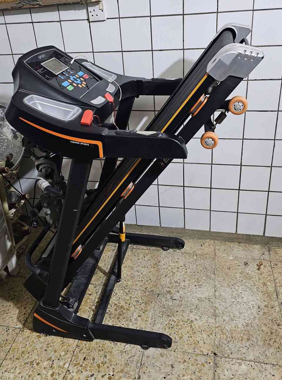 جهاز جري (تردمل) نوع سبورت
✅ يتحمل وزن لحد 120 كيلو
✅ مستعمل ونظيف 
✅ مناسب للبيت 
✅ ماطور قوي وثابت
✅ شاشة عرض للسرعة والمسافة والسعرات واوكس 
الجهاز بحالة جيدة وجاهز للفحص قبل الشراء 👌
اللي مهتم يراسل خاص 📩
السعر 200 الف وقابل للتفاوض للجادين فقط .
واتساب 
***********
