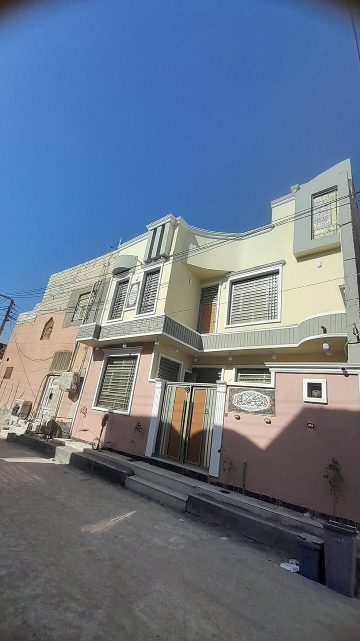 بيت للبيع الاسكان الصناعي نزلة البانزين خانه يم مدرسة الحمزه لو معصومه ١٠٠متر طابقين ٤غرف ٢صاله ستقبال مطبخ صحيات ٣البيت شغل درجه اولى السعر ١٥٠ البيت مطلوب للسكان ***********
