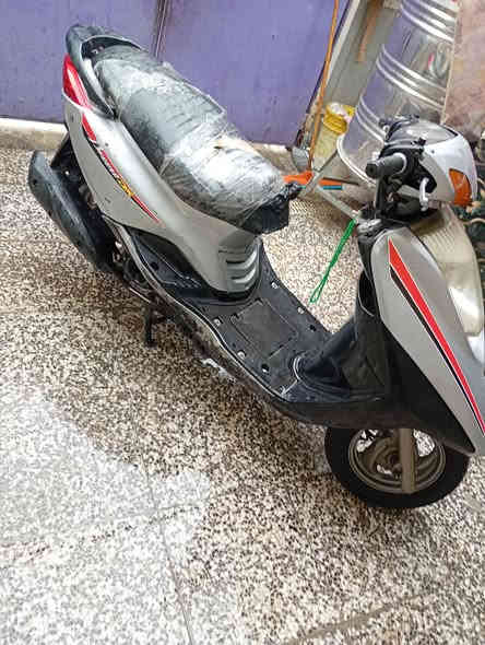 سلام عليكم شباب دراجه بريز للبيع مكينه مامفتوحه واي تنقيص مابيها تشتغل سلف هندر كهربائيات كلها شغاله كفراتها نضاف ايي نقص مبيها تجي وتشوف بعينك السعر  ،،550 ...  وبيها مجال حك جيه رقمي ***********
