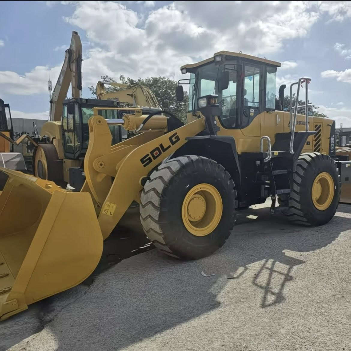لودر SDLG موديل LG956L (50) — مستعمل بحاله جيدا جدا   فئة 5 طن السعر 18000$ دولار 
المواصفات الأساسية ⚙️

🔶 السعة والقدرة
 • حمولة التشغيل: 5 طن
 • سعة الباكيت (الجرافة): 3.0 م³ 
 • قوة الحفر: عالية — مناسب للرمل، الحصى، التربة، التحميل الثقيل

🔶 المحرك
 • نوع المحرك: ديزل Weichai 
 • القدرة:  162 حصان
 • تبريد مائي + توربو

🔶 الوزن والأبعاد
 • الوزن التشغيلي:  17 طن
 • ارتفاع التفريغ: 3.2 متر
 • طول الماكينة: ~8 متر
 • عرضها: ~3 متر

🔶 ناقل الحركة
 • أوتوماتيك / Power Shift
 • دفع رباعي 4×4
 • سرعات متعددة للأمام والخلف

🔶 نظام الهيدروليك
 • تحكم قوي وسريع
 • مناسب للعمل المستمر بالمقالع والمرافئ والمصانع


**إذا كنت صاحب هذا الإعلان وتريد حذفه لأي سبب، رجاءا أرسل رسالة إلى الدعم الفني**