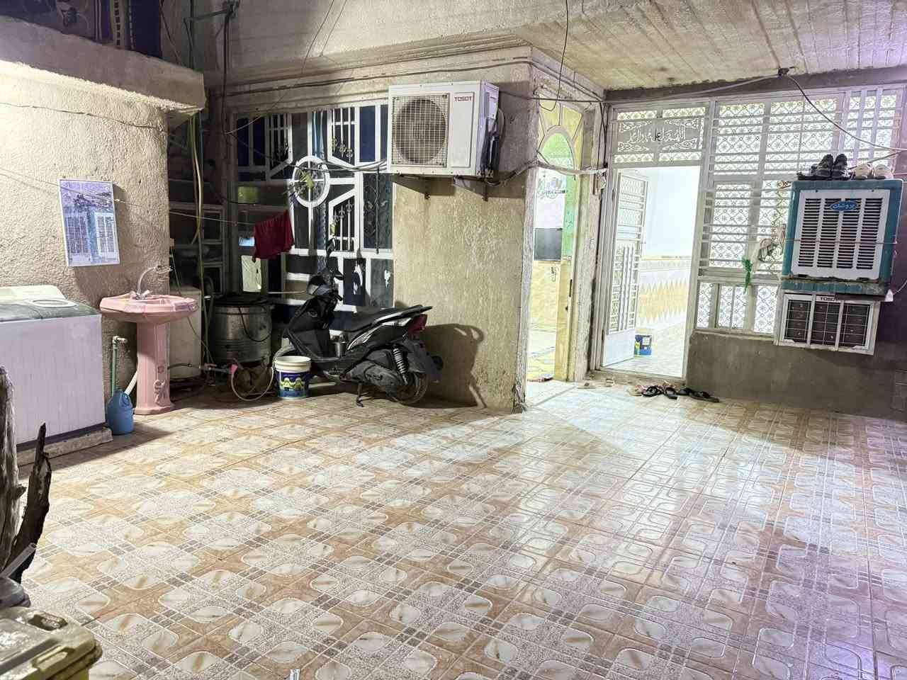 السلام عليكم 
بيت للبيع ب الربع تالف ورا شارع العام بفرعين 
طابو مساحة البيت 150 متر 
الاستفسار اكثر ***********
