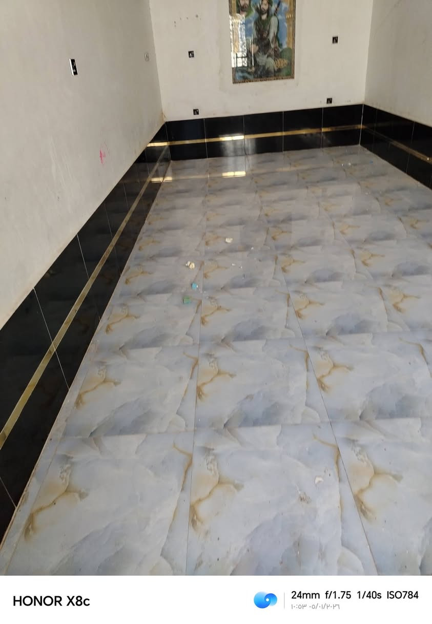 دار للبيع بحي الشهداء بشارع ابو صادق مساحته 100 طابق واحد بناء وسط البيت ينسكن على شارع 10متر سعره 90 و قابل للتفاوض لاستفسار واتساب ***********
