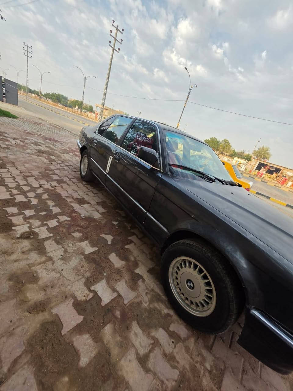 سلام عليكم سياره بي ام موديل ٩٢ اصل رقم بغداد دولي باسمي كفاله عامه  سنويه لل ٢٠٣٠مشروع وطني ٧٣٠  محرك ٦ كير مكينه نضيفات  حداديه صدر تخم تاير ويل خليه كهربائيات كلها شغاله فتحه سلايت طكتين  جام كهربائي سياره جاهزه  دواخلها جديده كشنات جلد جاهزه  السياره ماملعوب بيها علاشركه بلاديه العنوان ميسان  السعر ٥٠وبيها مجال   الاتصال علارقم  ***********
