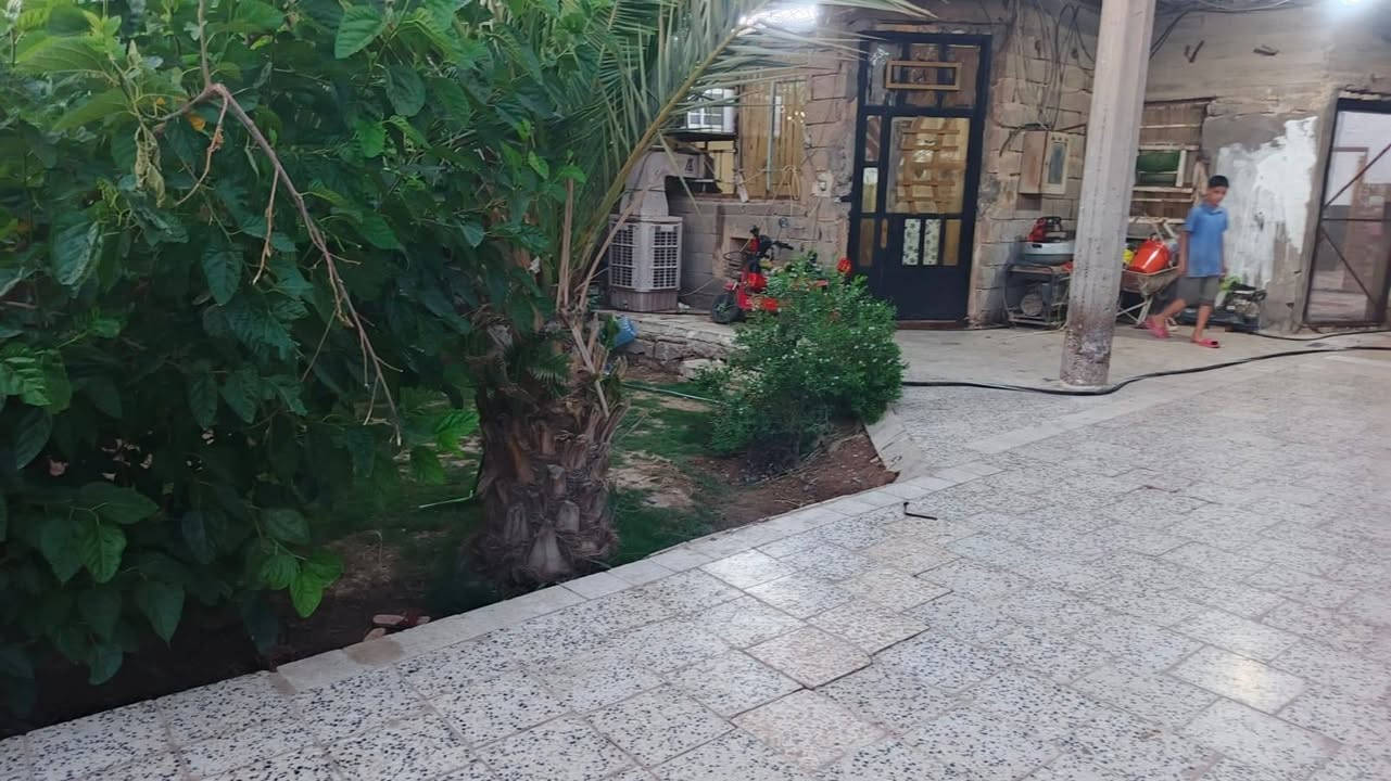 الدار للبيع المساحه ٥٥٠ متر العنوان بوب الشام منطقة ابو عليان شارع الضغط للإستفسار*********** الخدمات كامله ماء مجاري تبليط كهرباء ثري فيز صوندات ماء اثنين يجري سيح منطقة حلوه مرتبه سند ١٧ خطوط مدارس للباب وباقي التفاصيل داخل الفديو
